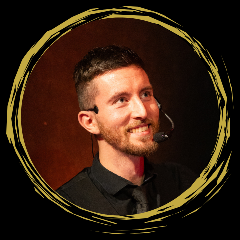 Sam, professeur de piano, souriant